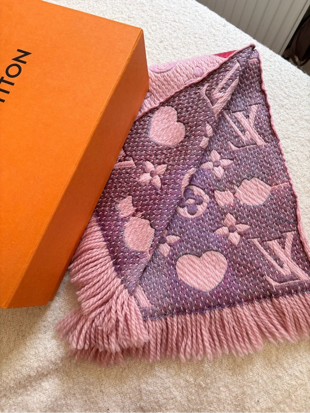 🔥100% Authentic LOUIS VUITTON Rose Wool/Silk Logomania A La Folie Scarf🔥